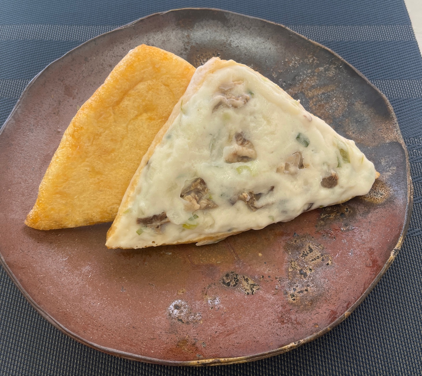 三角油揚げ和風PIZZA(ピッツァ)牛すじ入